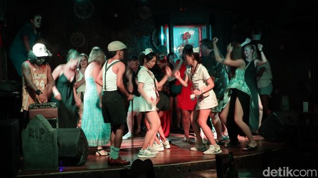 Koktail Zombie dalam kantong infus di Frankenstein Laboratory, Seminyak, Bali, Minggu (11/1/2026). (Aryo Mahendro/detikBali).