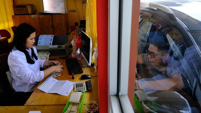 Sejumlah pengendara motor antre membayar Pajak Kendaraan Bermotor (PKB) melalui layanan tanpa turun (Lantatur) di halaman Museum Kalbar, Pontianak, Kalimantan Barat, Rabu (14/1/2026). Samsat Lantatur yang beroperasi tujuh hari dalam seminggu tersebut untuk memudahkan masyarakat membayar pajak kendaraan bermotor roda dua dan roda empat secara cepat dan praktis tanpa harus turun dari kendaraan, sehingga meningkatkan efisiensi serta kenyamanan pelayanan publik. ANTARA FOTO/Jessica Wuysang/rwa.