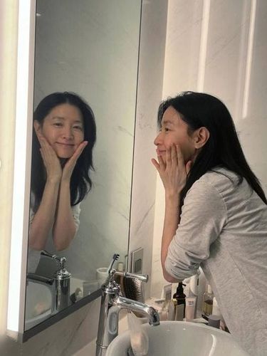 Rutinitas skincare Lee Yougn Ae.