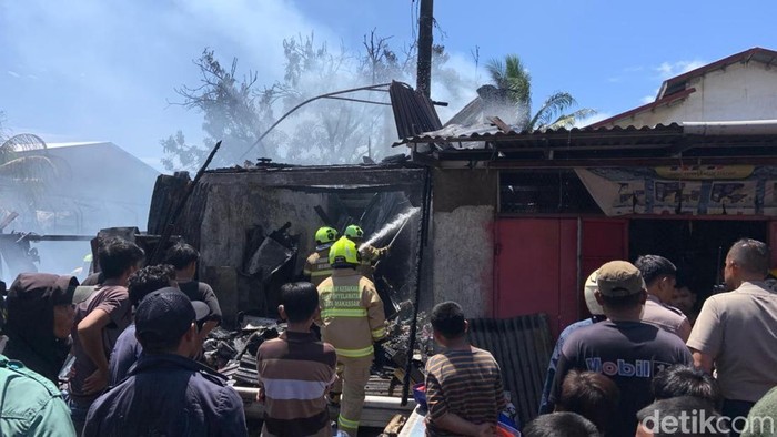 Kebakaran Hanguskan 5 Rumah di Jalan Galangan Kapal Makassar