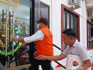 Video: Jadi Tersangka Korupsi, Eks Kadis-Kabid PUPR Mamuju Diserahkan ke Kejari
