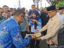 Mendes Yandri Borong Makanan UMKM di Booth Hari Desa