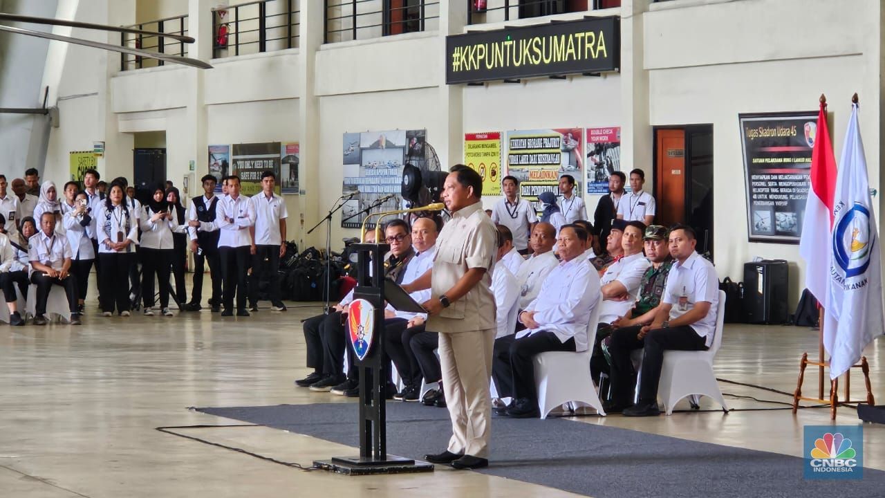 Menteri Dalam Negeri Tito Karnavian saat Pelepasan Taruna KKP Untuk Sumatra, Skadron 45 Lapangan Udara Halim Perdanakusuma, Jakarta, Selasa (15/1/2029). (CNBC Indonesia/Emir Yanwardhana)