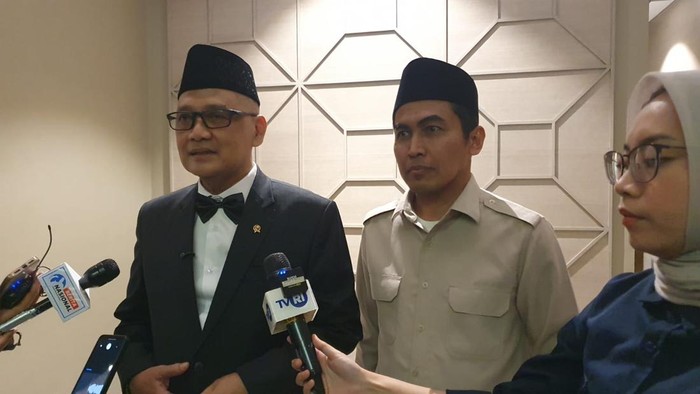 Menhaj Mochamad Irfan Yusuf (kiri) dan Dirjen Pengembangan Ekosistem Ekonomi Haji dan Umrah, Jaenal Effendi (kanan) saat ditemui di Jakarta, Rabu (14/1/2026).