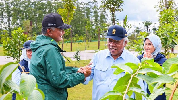 Menteri PU, Dody Hanggodo, menegaskan bahwa pembangunan IKN terus berjalan sesuai tahapan, disampaikan saat Menteri PU melakukan penanaman pohon di Plaza Bhineka Tunggal Ika, Selasa (13/01/2026). (Dok. Humas Otorita Ibu Kota Nusantara)