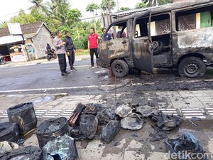 Carry Angkut BBM Terbakar di Dekat SPBU Borobudur Magelang