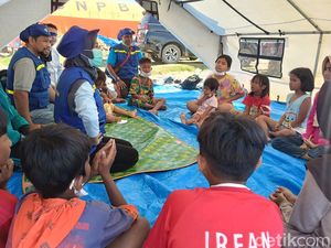 Momen Relawan Dampingi Trauma Healing Anak Korban Bencana Banjir di Aceh