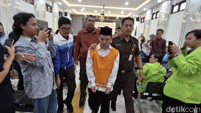 Muhamad Gunawan terdakwa pembunuh mantan pacarnya Baladiva karena menolak diajak balikan di PN Kendal, Rabu (14/1/2026).