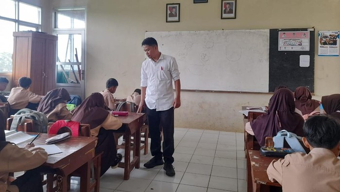 Kisah Oki Kurniawan: Pagi Mengajar, Sore Kerja di SPPG