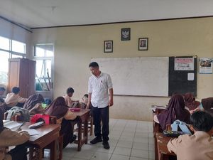 Kisah Oki Kurniawan: Pagi Mengajar, Sore Kerja di SPPG