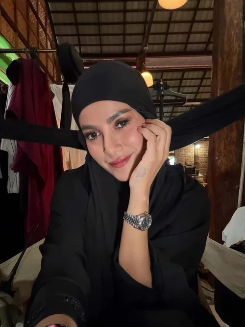 Olla Ramlan berhijab untuk syuting Walid Series.