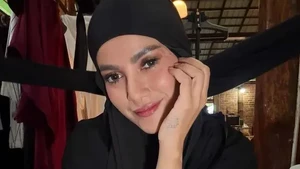 Olla Ramlan tampil anggun dengan hijab hitam saat siap-siap syuting Walid The Series Session II. Foto: Instagram Olla Ramlan