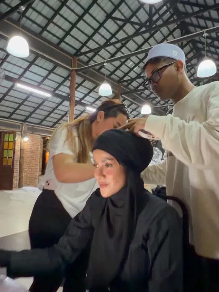 Olla Ramlan berhijab untuk syuting Walid Series.
