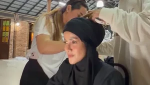 Momen Olla Ramlan dirapikan tim sebelum take. Foto: Instagram Olla Ramlan