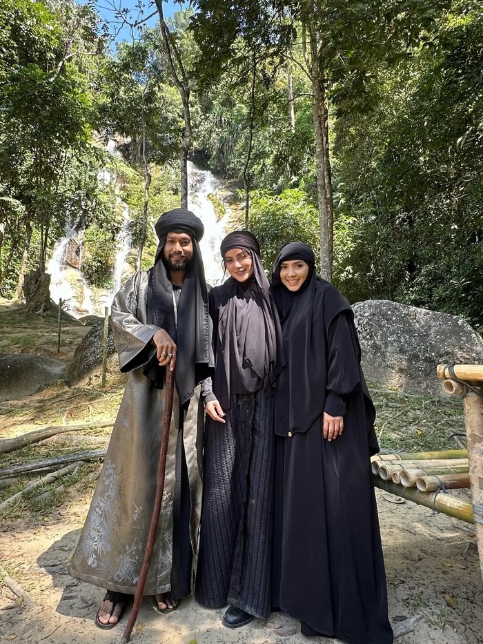 Olla Ramlan berhijab untuk syuting Walid Series.