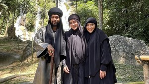 Olla Ramlan bareng pemain lain di lokasi syuting bernuansa alam yang super dramatis. Foto: Instagram Olla Ramlan