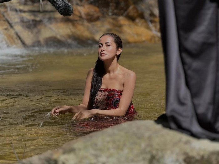 Olla Ramlan berhijab untuk syuting Walid Series.