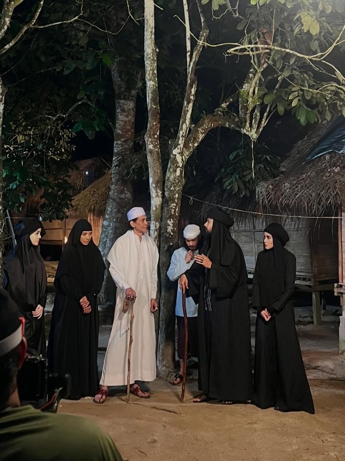 Olla Ramlan berhijab untuk syuting Walid Series.
