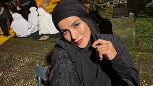 Selfie dulu sebelum lanjut syuting, Olla Ramlan tetap glowing meski kerja sampai malam. Foto: Instagram Olla Ramlan