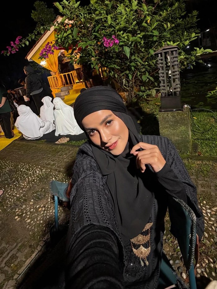 Olla Ramlan berhijab untuk syuting Walid Series.