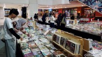 Sejumlah pengunjung berburu buku di Pasar Literasi yang berlangsung di Pasaraya Blok M, Jakarta Selatan, kemarin.