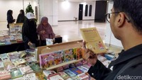 Pasar Literasi menghadirkan berbagai jenis buku dengan harga terjangkau. Buku-buku yang ditawarkan pun beragam, mulai dari novel, buku bacaan umum, buku anak, hingga perlengkapan alat tulis yang diminati pengunjung dari berbagai kalangan.