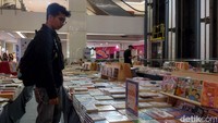 Pengunjung tampak memilih buku-buku bacaan. Harga buku yang ditawarkan relatif murah, yakni mulai dari Rp10.000 ribuan, sehingga menarik minat masyarakat untuk membeli lebih dari satu buku sekaligus.