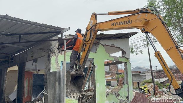 Pembongkaran Pasar Simo Mulyo di Surabaya. Pembongkaran Pasar Simo Mulyo di Surabaya.