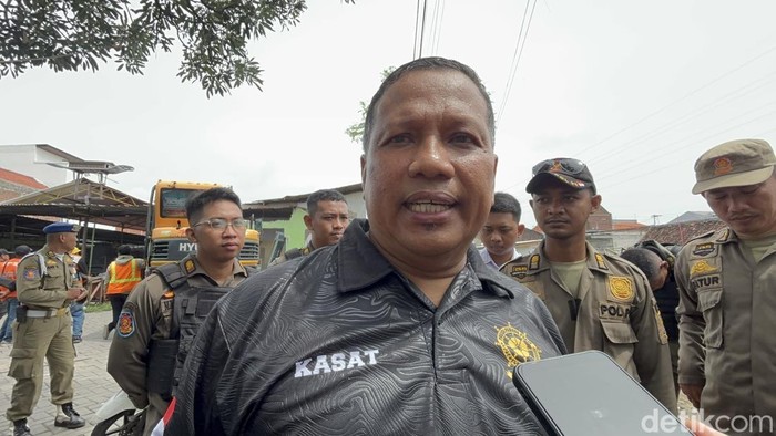 Pembongkaran Pasar Simo Mulyo di Surabaya.