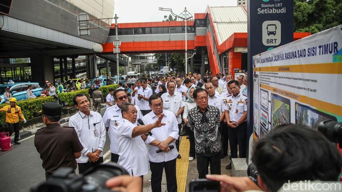 Gubernur DKI Jakarta Pramono Anung meninjau proses pemotongan tiang monorel di Jalan HR Rasuna Said, Jakarta Selatan, Rabu (14/1/2026). Pramono turut didampingi mantan Gubernur DKI Jakarta Sutiyoso atau Bang Yos dan Wakil Gubernur DKI Rano Karno.