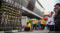 Pramono terlihat menyaksikan secara langsung pemotongan tiang monorel pertama yang dilakukan oleh petugas Dinas Bina Marga DKI Jakarta pada pukul 09.07 WIB.