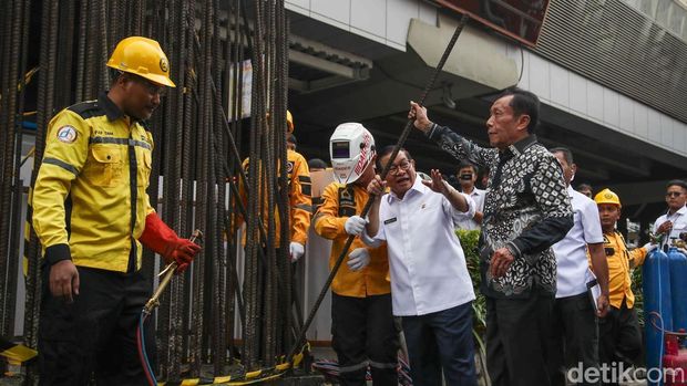 Gubernur DKI Jakarta Pramono Anung meninjau proses pemotongan tiang monorel di Jalan HR Rasuna Said, Jakarta Selatan, Rabu (14/1/2026). Pramono turut didampingi mantan Gubernur DKI Jakarta Sutiyoso atau Bang Yos dan Wakil Gubernur DKI Rano Karno.