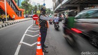 Proses pembongkaran dilakukan dengan pengamanan lalu lintas di sekitar lokasi. Pantauan di lapangan, arus kendaraan di Jalan HR Rasuna Said menuju arah Gatot Subroto tetap berjalan ramai lancar, meskipun satu lajur lambat ditutup sementara selama pekerjaan berlangsung.