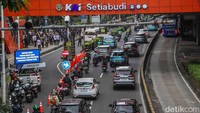 Pantauan di lokasi, struktur beton di sisi timur samping Stasiun LRT Setiabudi telah dipasangi pembatas proyek, rambu peringatan, serta traffic cone. Terpantau tidak ada penutupan jalan secara penuh. Arus kendaraan, termasuk bus listrik TransJakarta, dialihkan secara situasional dari jalur lambat ke jalur cepat di titik-titik tertentu.