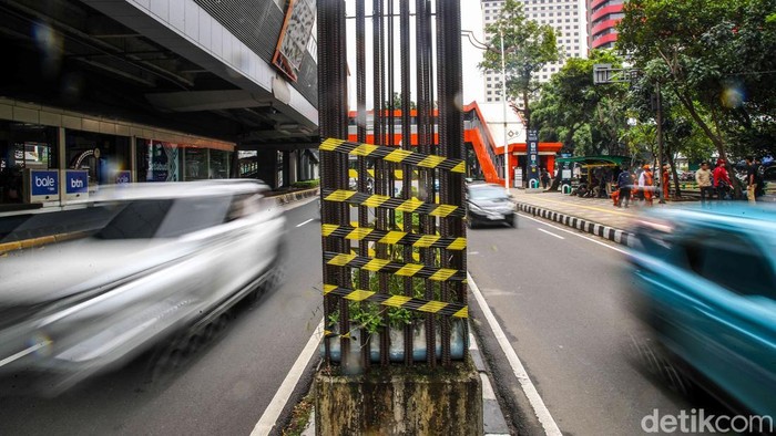 Gubernur DKI Jakarta Pramono Anung meninjau proses pemotongan tiang monorel di Jalan HR Rasuna Said, Jakarta Selatan, Rabu (14/1/2026). Pramono turut didampingi mantan Gubernur DKI Jakarta Sutiyoso atau Bang Yos dan Wakil Gubernur DKI Rano Karno.