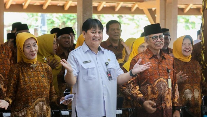 Pemkot Bandung menyerahkan Kartu Tanda Anggota (KTA) Pensiunan Nasional atau KTA Co-Branding di Pendopo Kota Bandung, Rabu (14/1/2026).