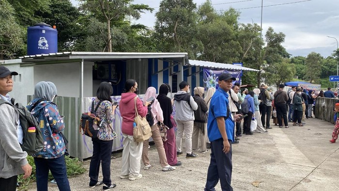 Penampakan Antrean Panjang Penumpang Bus TransJakarta di Pintu Tol Sawangan