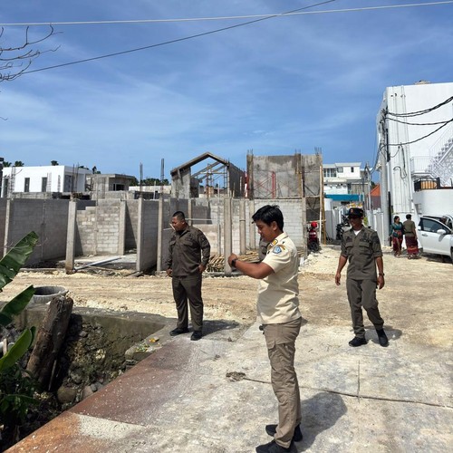 Penghentian sementara proyek pembangunan puluhan vila di Kerobokan Kelod, Kuta Utara, Badung belum lama ini. (Agus Eka)