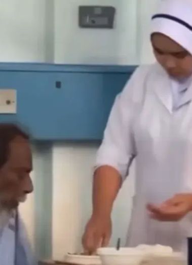 Viral! Perawat Suapi Pasien dengan Tangannya Menyentuh Hati Netizen