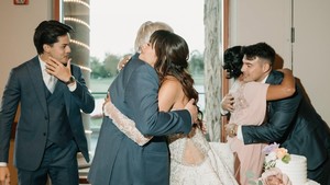 Aurelie dipeluk hangat orang tuanya sebelum melangkah ke momen paling sakral dalam hidupnya. Foto: Instagram Aurelie Moeremans