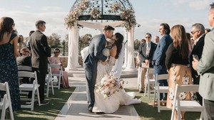 Momen ciuman pertama sebagai suami istri, disaksikan keluarga dan sahabat terdekat. Foto: Instagram Aurelie Moeremans