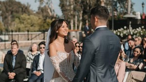 Tatapan Aurelie ke Tyler saat di altar bikin siapa pun ikut senyum-senyum sendiri. Foto: Instagram Aurelie Moeremans