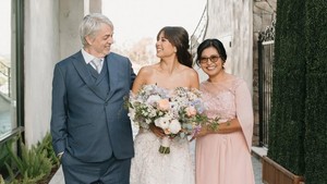 Senyum bahagia Aurelie saat digandeng ayah dan ibunya menuju altar. Foto: Instagram Aurelie Moeremans
