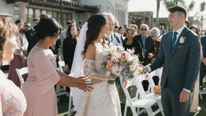 Tyler berdiri di ujung altar, siap menyambut cinta sejatinya dengan senyum penuh harap. Foto: Instagram Aurelie Moeremans