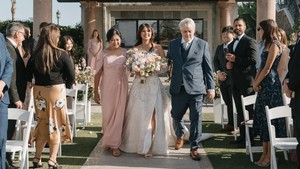 Aurelie berjalan menuju masa depan, digandeng cinta dan restu keluarga. Foto: Instagram Aurelie Moeremans