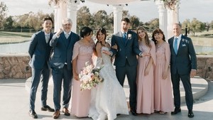 Potret keluarga besar yang jadi saksi awal kisah baru Aurelie dan Tyler. Foto: Instagram Aurelie Moeremans
