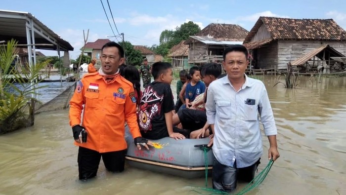 Personel BPBD OKI evakuasi warga terdampak banjir di wilayah Lempuing Jaya.