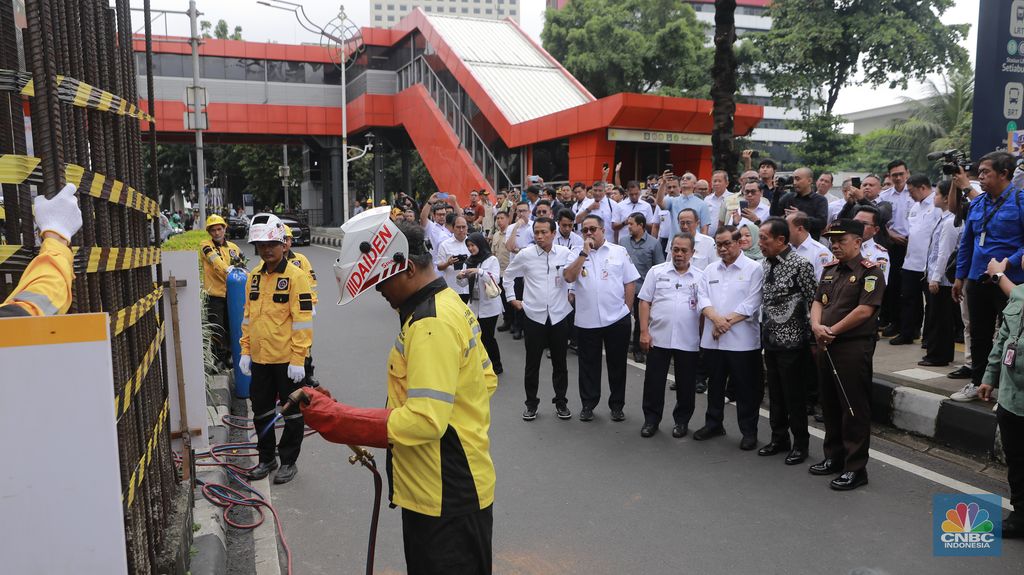 Petugas Dinas Marga Provinsi DKI Jakarta memotong salah satu besi tiang monorel disaksikan Gubernur DKI Jakarta Pramono Anung didampingi Gubernur DKI Jakarta ke-12 Sutiyoso, Wakil Gubernur Rano Karno dan sejumlah pejabat di Kawasan Rasuna Said, Jakarta, Rabu (14/1/2026). (CNBC Indonesia/Muhammad Sabki)