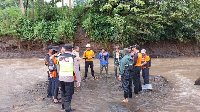 Petugas gabungan saat melakukan pencarian warga Perdopo Gunungwungkal yang diduga hanyut di Sungai Kedungdowo, Rabu (14/1/2026).