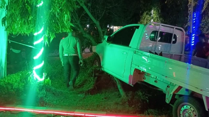 Mobil pikap terlibat kecelakaan di Jalan Trans Kalimantan, Bundaran Mayor Alianyang, Kubu Raya, Kalimantan Barat (Kalbar), Selasa (13/1/2026) malam. Dugaan sementara, sopir pikap bernomor polisi KB 8979 MH itu lengah dan bermain HP saat mengemudi.
